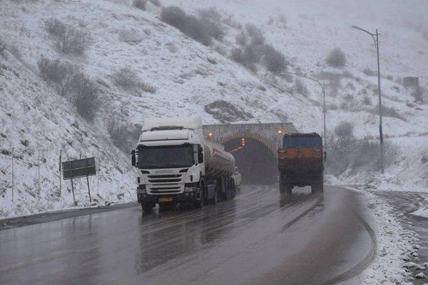برف و کولاک محورهای مواصلاتی استان قزوین را فرا گرفت 1 و کولاک